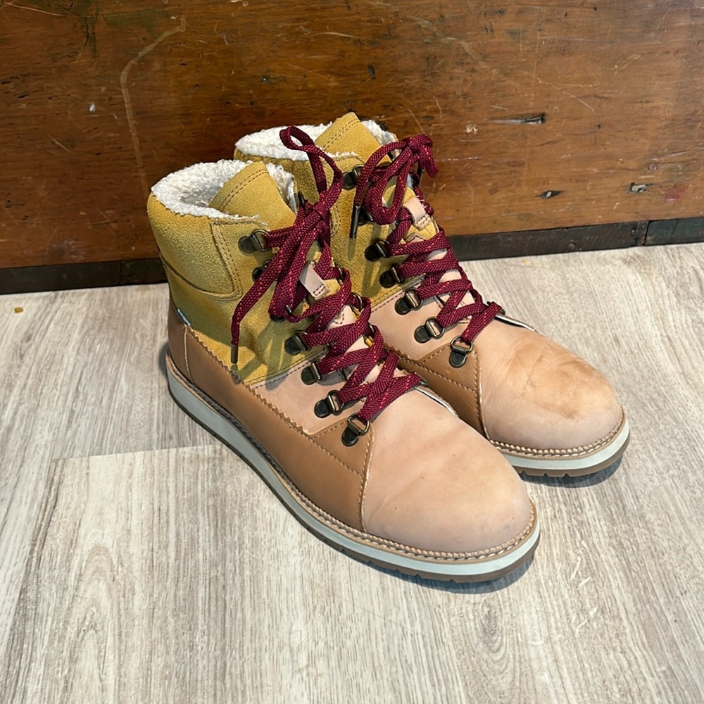 Tom’s MESA FAUX FUR LACE-UP BOOT IN NATURAL
 size 9